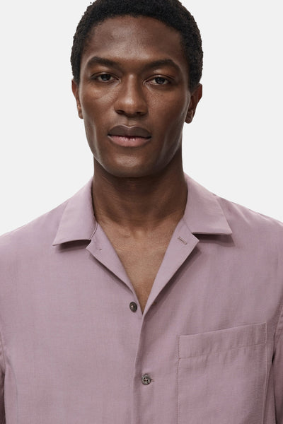 Chemise violette à manches courtes de MANGO, avec poche poitrine et coupe décontractée.