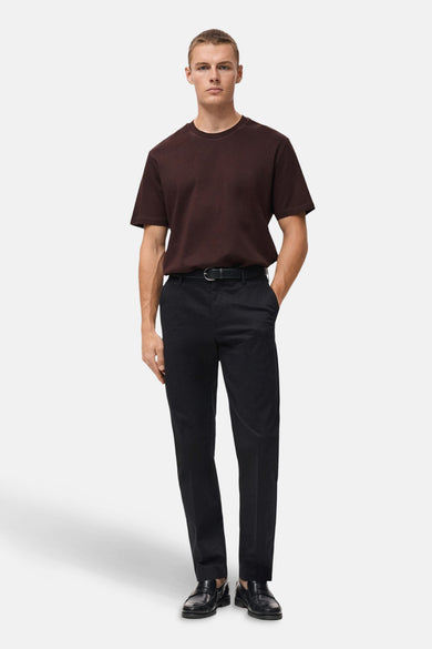 Bordeaux T-shirt met korte mouwen van MANGO, gedragen met een zwarte broek en leren loafers.