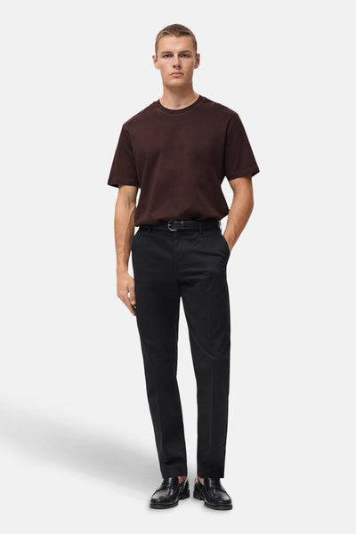 Bordeaux T-shirt met korte mouwen van MANGO, gedragen met een zwarte broek en leren loafers.