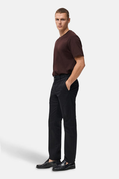 Bordeaux T-shirt met korte mouwen van MANGO, gedragen met een zwarte broek en leren loafers.