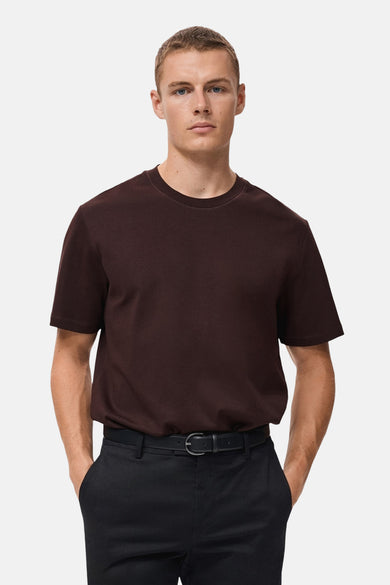 Bordeaux T-shirt met korte mouwen van MANGO, gedragen met een zwarte broek en een riem.
