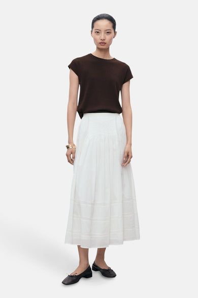 Bruine top van MANGO, gedragen met een lange witte rok en ballerina's.