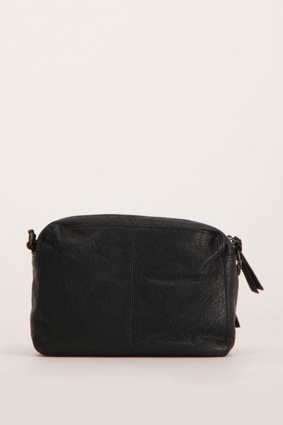 Sac à main noir en cuir, de PIECES®, avec fermeture éclair supérieure et détails métalliques sur le côté.