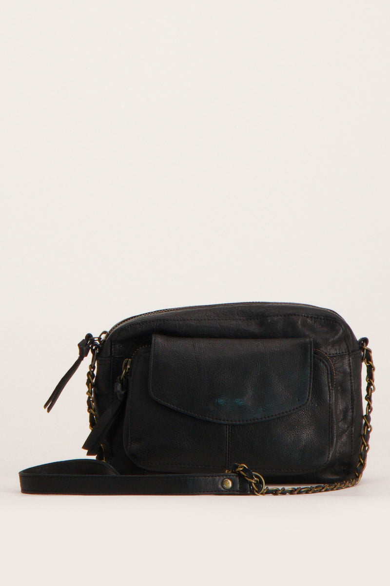 Zwarte leren handtas van PIECES® met schouderriem en bronzen kettingdetails.