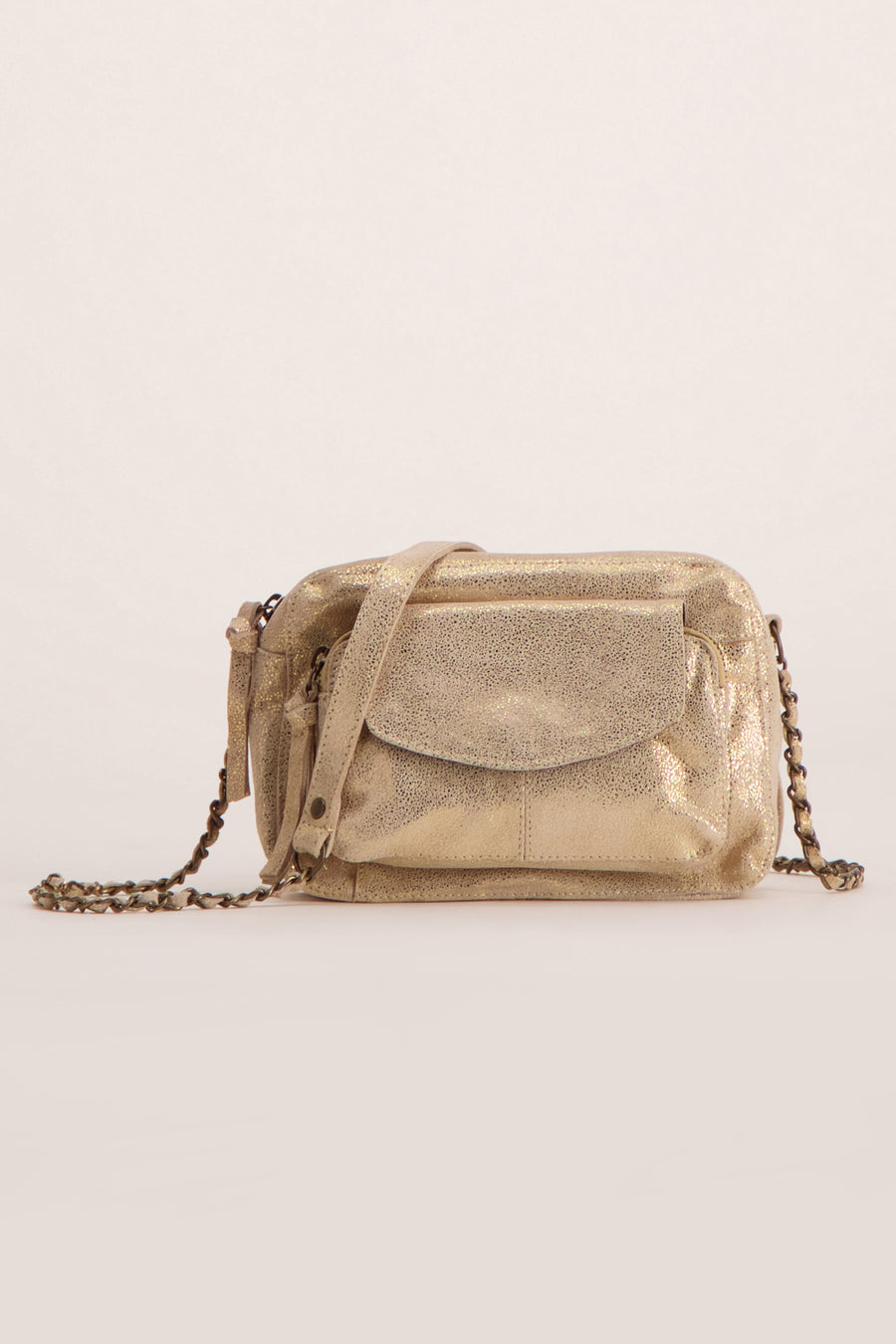 Gouden handtas van PIECES®, met ketting schouderriem en glanzend textuur effect.