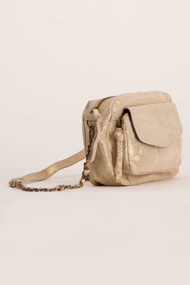 Sac à main doré by PIECES®, avec bandoulière chaîne et détails texturés.
