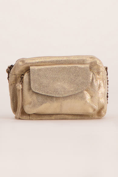 Gouden handtas van PIECES met een flap aan de voorkant en een schouderriem met ketting.