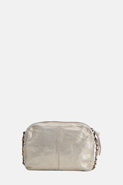 Sac à main beige de PIECES®, avec une texture subtile et une bandoulière chaîne décorative.
