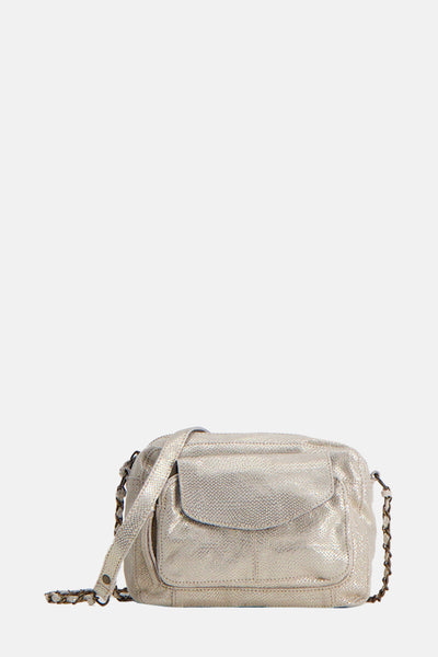 Sac à main beige de PIECES® avec une bandoulière chaîne et un rabat sur le devant.