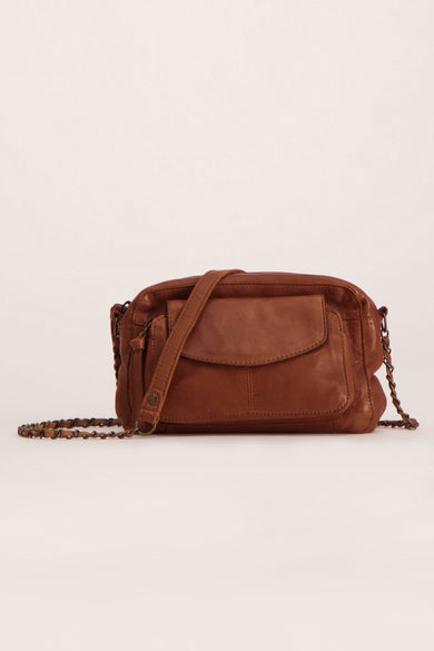Bruine leren handtas van PIECES® met een ketting schouderriem.