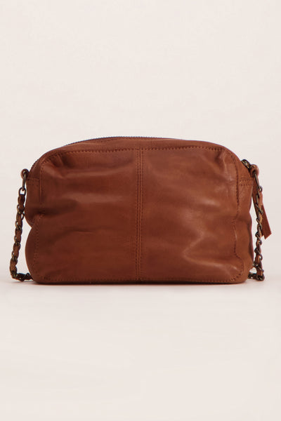 Sac à main brun en cuir, de PIECES®, avec une bandoulière chaîne.