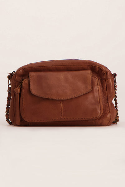 Sac à main en cuir brun par PIECES®, avec poche plaquée et bandoulière chaîne.
