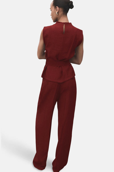 Bordeaux mouwloze blouse van MANGO, met hoge hals en druppeldetail op de rug.