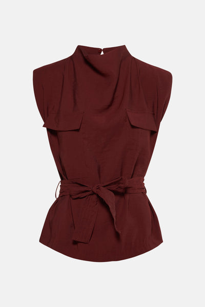 Chemisier bordeaux sans manches de MANGO, avec col montant et ceinture à nouer.