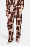 Multikleurige broek van MANGO met een gedurfde geometrische print en een relaxte pasvorm.