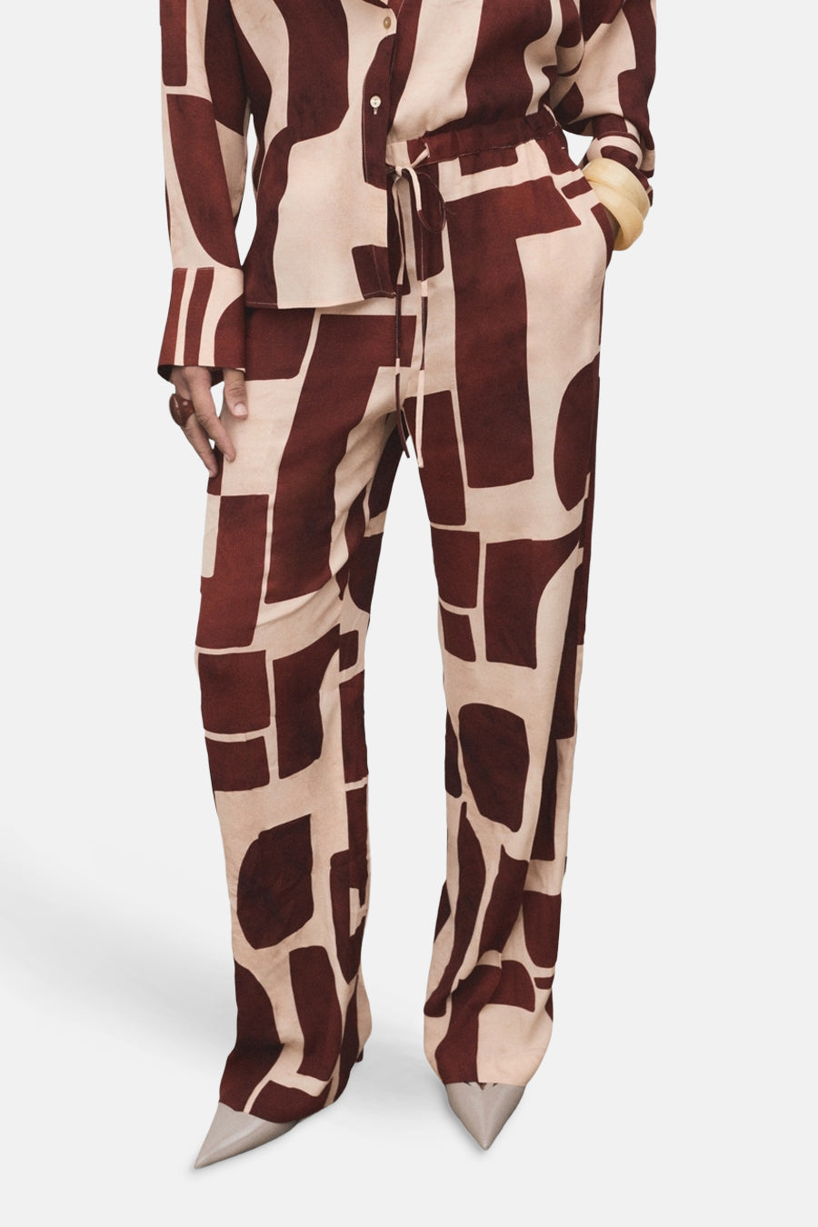Multikleurige broek van MANGO met een gedurfde geometrische print en een relaxte pasvorm.