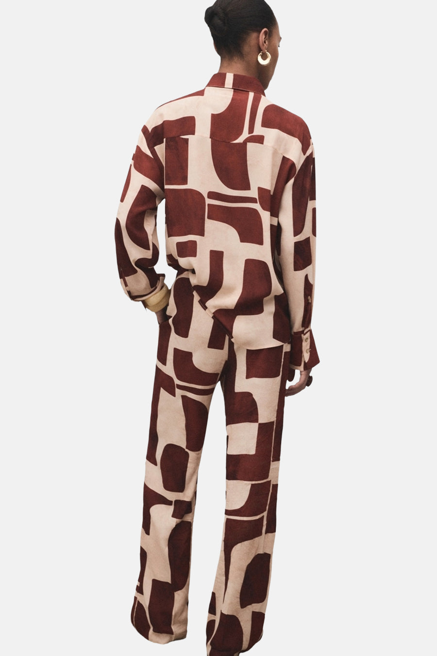 Pantalon multicolore de MANGO avec un imprimé géométrique audacieux et une coupe décontractée.