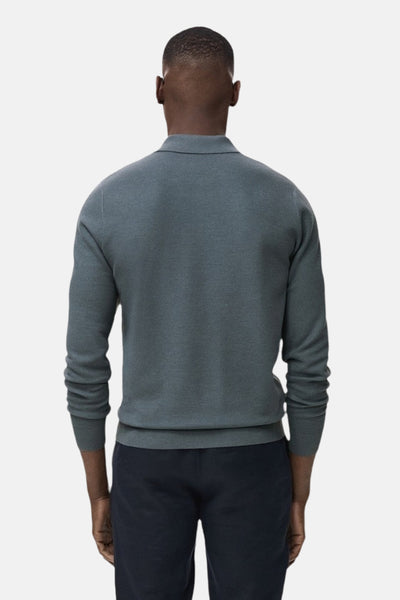Groene trui met ronde hals van MANGO, achterkant, gedragen met een effen marineblauwe broek.