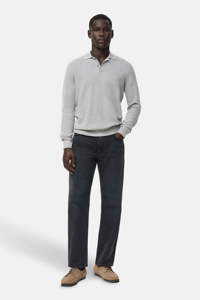 Grijze rondehals trui van MANGO, gedragen met een donkere jeans en lichtbruine schoenen.