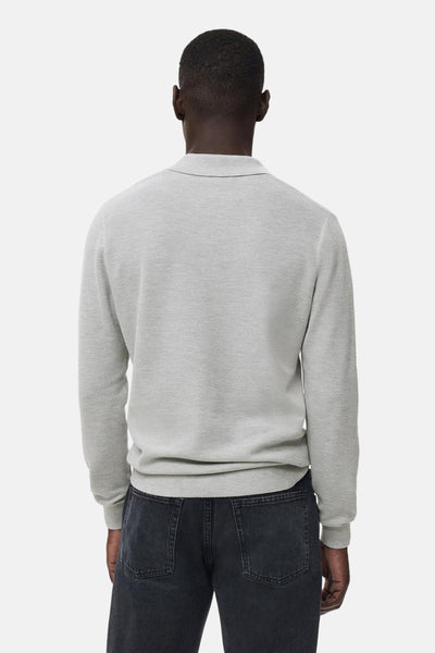 Grijze rondehals trui van MANGO, fijn textuurdetail, gedragen met een zwarte verbleekte jeans, achtergezicht.