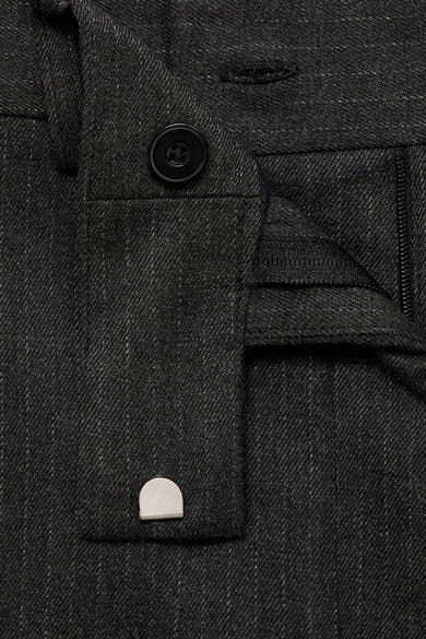 Pantalon gris à rayures by MANGO avec fermeture à bouton et agrafe argentée.