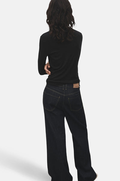 T-shirt à manches longues noir de MANGO, porté avec un jean taille haute, vue de dos.