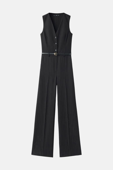 Blauwe jumpsuit van MANGO, fijne strepen, zwarte riem in de taille en uitlopende pijpen.