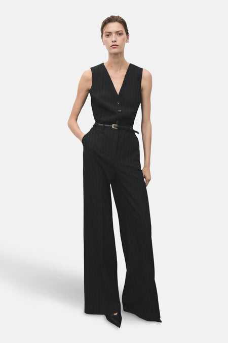 Blauwe jumpsuit van MANGO, met fijne verticale strepen, zwarte riem en wijde pijpen.