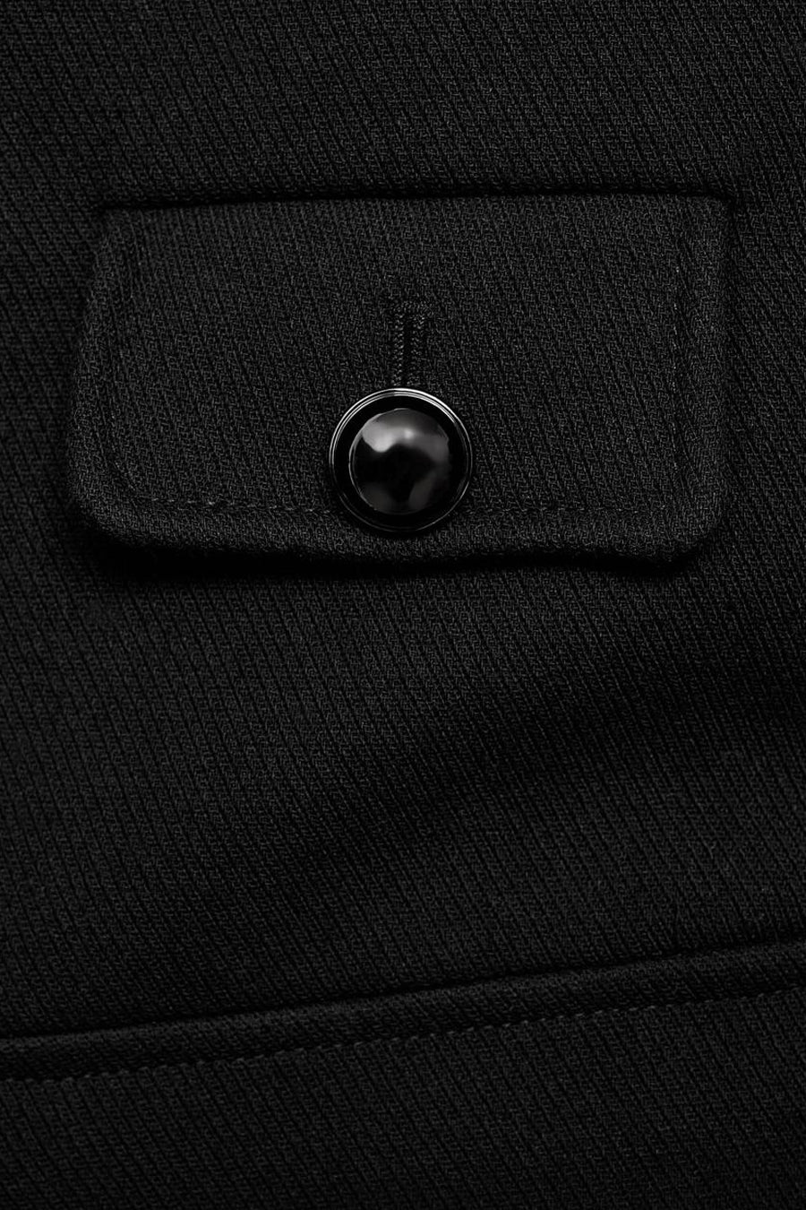 Blazer noir de MANGO avec poche plaquée boutonnée, tissu texturé.