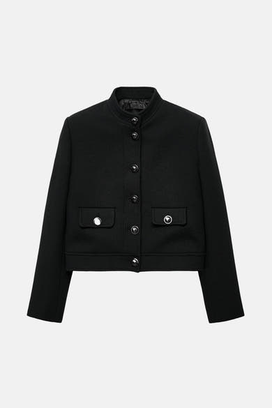 Blazer noir de MANGO avec une coupe courte, des poches plaquées et une fermeture boutonnée.