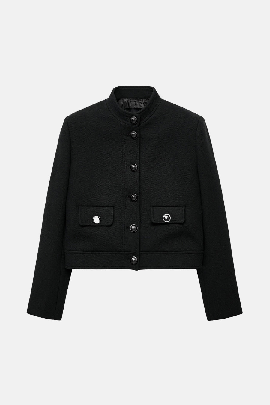Blazer noir de MANGO avec une coupe courte, des poches plaquées et une fermeture boutonnée.