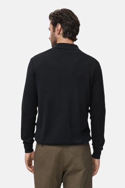 Blauwe bodywarmer van MANGO, gedragen met een olijfkleurige broek, achtergezicht.