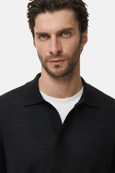 Blauwe MANGO bodywarmer gedragen over een wit T-shirt, close-up.