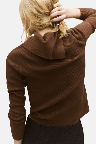 Pull à col rond marron de MANGO, coupe courte, détail du col, manches longues froncées.