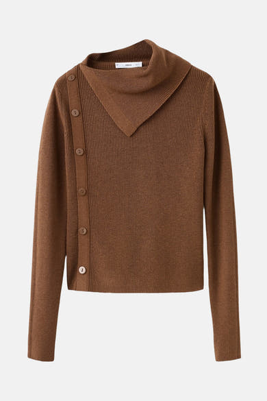 Pull col rond brun par MANGO, avec col montant asymétrique et patte de boutonnage décorative.
