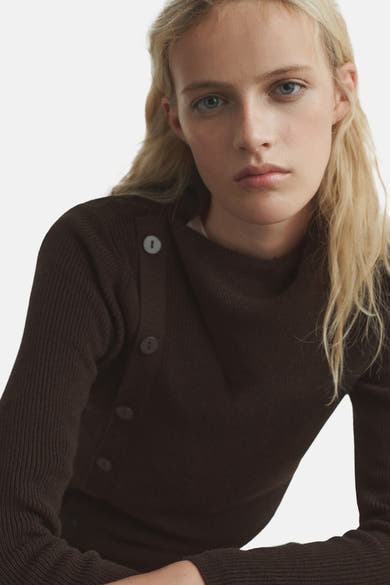 Pull à col rond brun de MANGO avec boutonnage latéral asymétrique et texture côtelée.