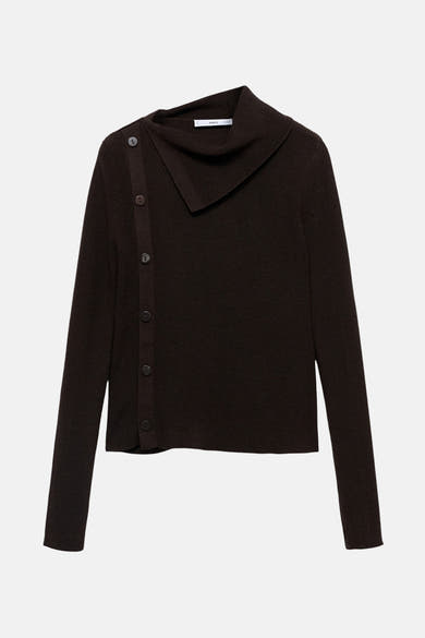 Pull à col rond marron de MANGO, avec patte de boutonnage asymétrique et col châle côtelé.