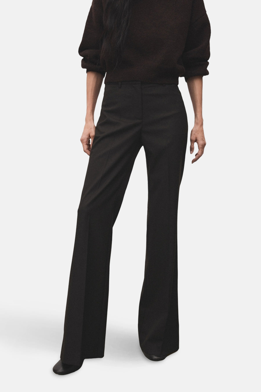 Pantalon évasé brun de MANGO avec une jambe large et coupe formelle.