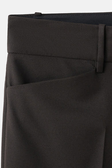Pantalon brun de MANGO, avec une poche italienne discrète et une boucle de ceinture.