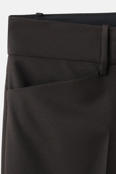Pantalon brun de MANGO, avec une poche italienne discrète et une boucle de ceinture.