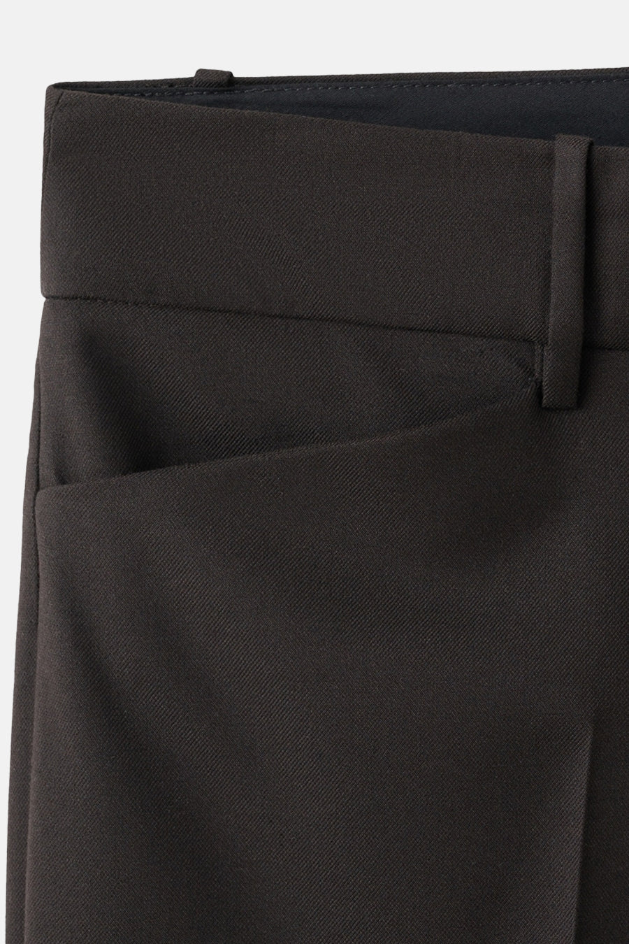 Pantalon brun de MANGO, avec une poche italienne discrète et une boucle de ceinture.