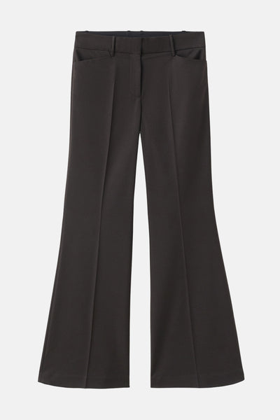 Pantalon évasé brun de MANGO, avec poches et passants de ceinture, sur fond uni.
