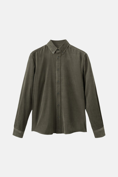 Chemise à manches longues verte en velours côtelé de MANGO, avec boutons apparents et col boutonné.
