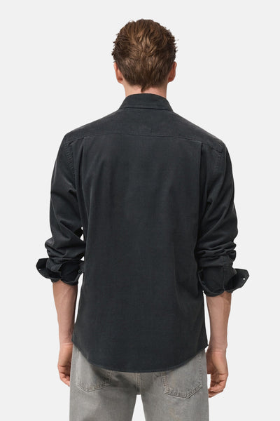 Chemise à manches longues grise de MANGO, vue de dos, avec des manches retroussées et un tissu texturé.