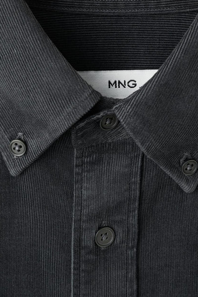 Chemise à manches longues grise en velours côtelé de MANGO, détail des boutons et du col.
