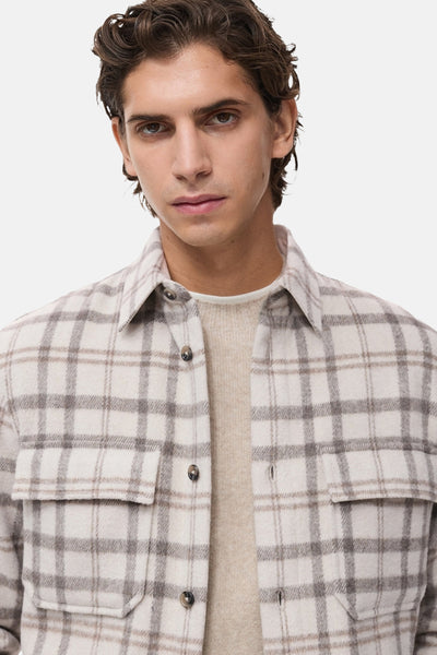 Veste courte multicolore de MANGO, à carreaux discrets avec poches plaquées et patte boutonnée.
