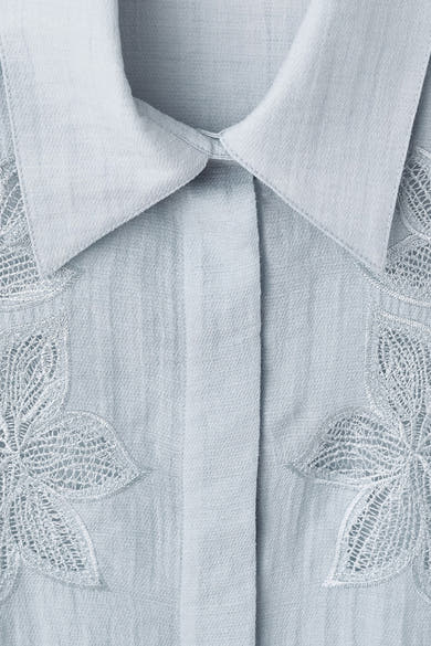 Chemise à manches longues bleue de MANGO, avec broderies florales et col classique.