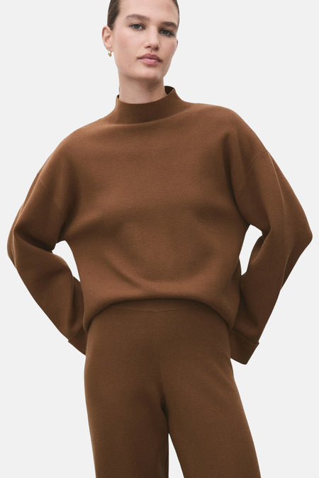 Bruine coltrui van MANGO, gedragen met een bijpassende broek, achtergezicht.