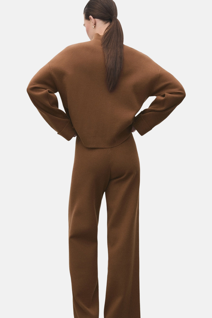 Pull à col roulé brun de MANGO, porté avec un pantalon coordonné, vue de dos.