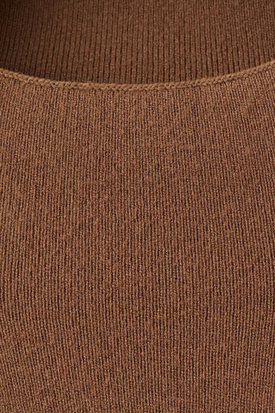 Pull à col roulé brun de MANGO, en tricot côtelé fin, avec une encolure arrondie.
